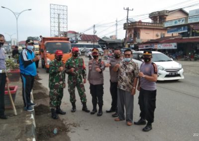 Babinsa Koramil 10 Goro Bersama Warga Di Jalur Dua Sungai Rumbai
