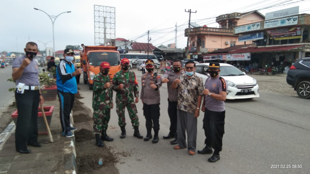 Babinsa Koramil 10 Goro Bersama Warga Di Jalur Dua Sungai Rumbai